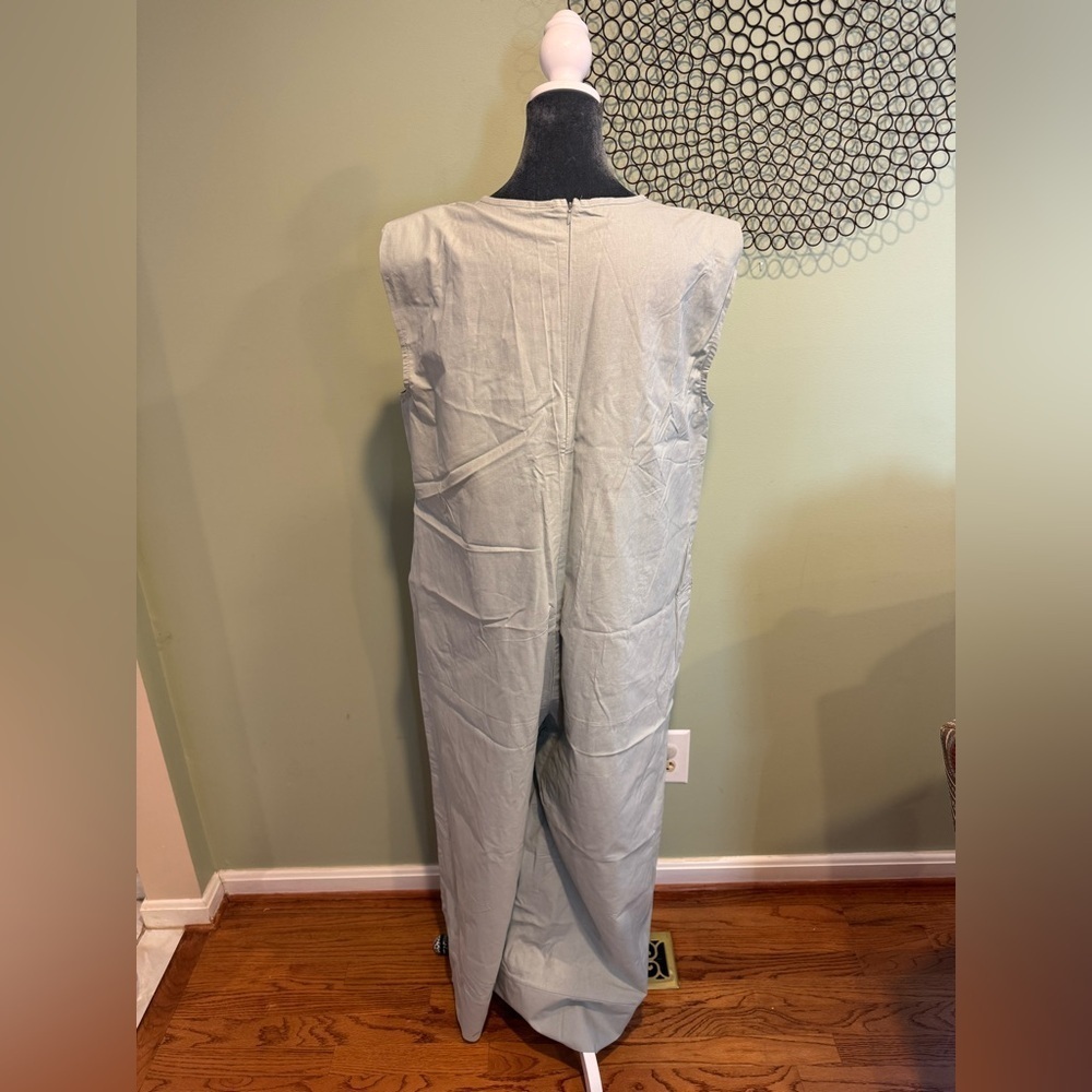 Uoozee gray Linen jump suit. With pockets and shoulder pads. Size Large - Picture 5 of 7